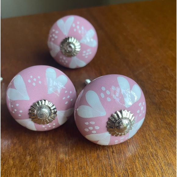 Set of 6 Hand painted pink and white Ceramic drawer cabinet pulls / knobs - Picture 2 of 7